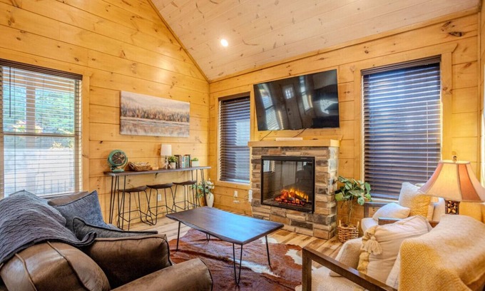 Pigeon Forge Cabin | 2BR Cozy Cabin in Smoky Mountains with Hot Tub