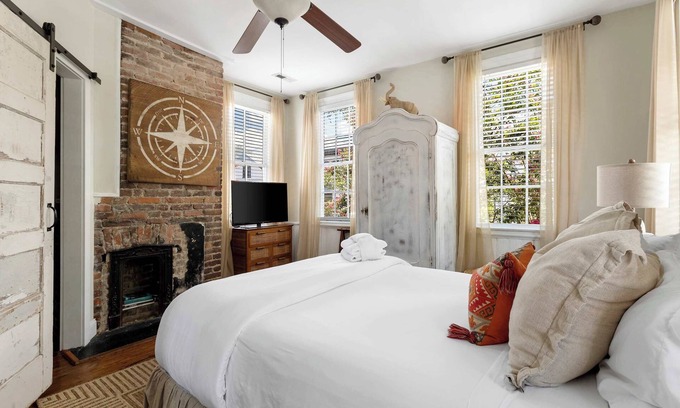 Cannonborough Elliotborough Apartment | 2BR Getaway 5 min walk to King St | Sleeps 6