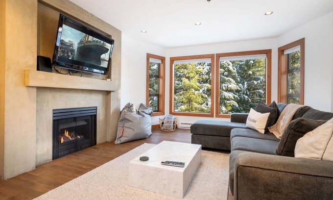 Blueberry Hill Condo | 2BR | Greyhawk | King Bed | Hot Tub & Sauna | Secure Parking | BBQ