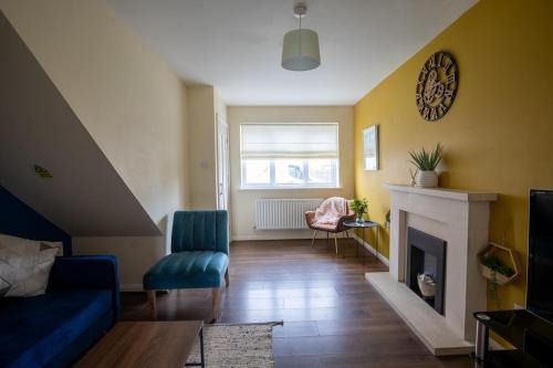 Wednesbury House | 2BR Home Near Shops & Transport Links