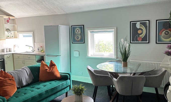 Birmingham Apartment | 2BR Home w/Smart TV, Parking near Utilita Arena