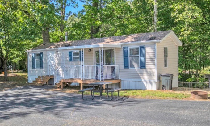 Gatlinburg - Pigeon Forge RV Rental | 2BR Retreat in Pigeon Forge