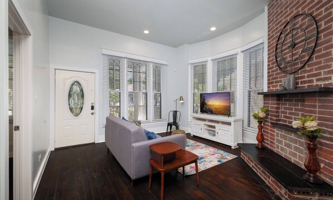 Southtown Condo | 2BR Riverwalk Condo Corporate & Insurance Stays Fast Wi-Fi W/D Monthly