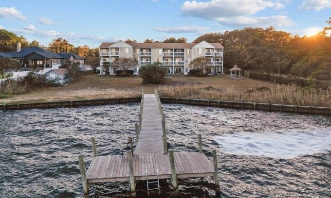 Manteo Condo | 2BR Sound-view condo near attractions w/balcony