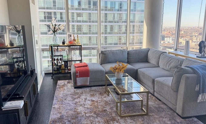 Prairie District Apartment | 2BR South Loop Apt—Walk to Lake, Museums, Aquarium + Pool, Gym, WiFi, & Conv Ct