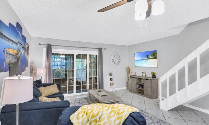 Lake Magdalene House | 2BR Townhouse w/ Gigabit Internet & awesome Jetted showers!