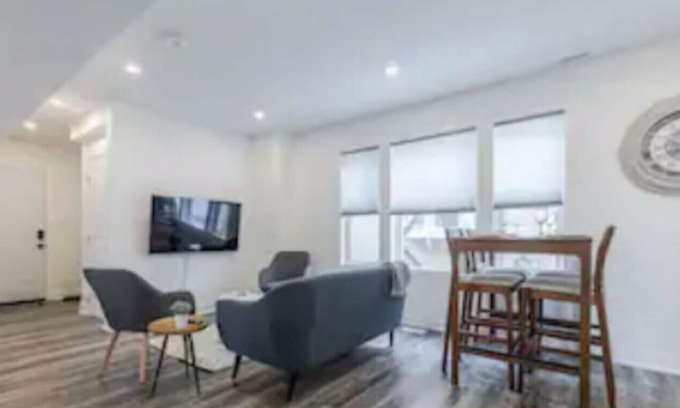 Kitchener Apartment | 2BR Wifi+ Parking +Washer +Dryer