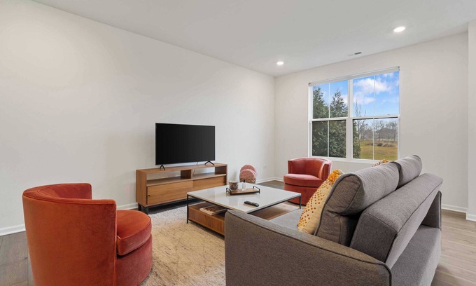 Fox Valley House | 2BStylish Townhome｜Garage Access｜Washer&Dryer｜Perfect for Long Stays! #42324
