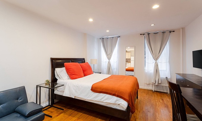 Midtown South Apartment | 2FE Chelsea Studio in the Flower District