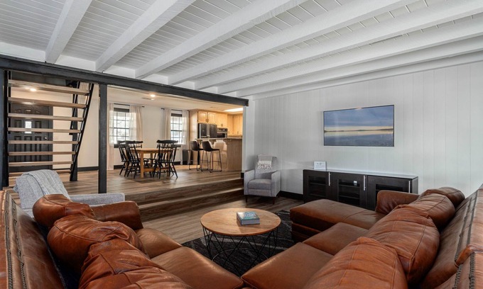 Mead House | 2Kings 2Doubles - Boat Dock in Cozy Cove PetsAsk