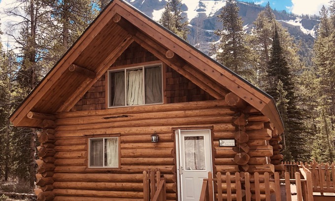 Silver Gate Cabin | 2Mi to Yellowstone NP, NE Gate, Spectacular Views 2 BR with Loft . Sleeps 6