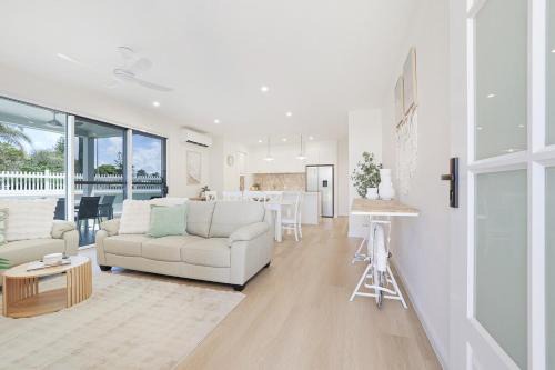 Bargara House | 2min walk to Esplanade - Perfect Bargara Escape