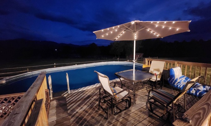 Luray House | 2nd floor, 4-bedroom space in Luray with a pool and a firepit