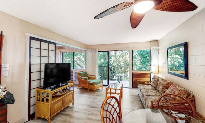 Maalaea Condo | 2nd-floor resort condo near beach with outdoor pool, lanai, BBQ area, W/D, AC