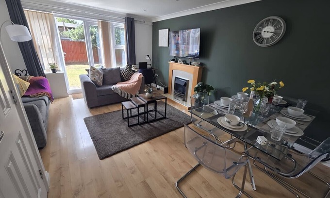 Bilston Apartment | 2ndHomeStays I Bilston I Contractor-Friendly House