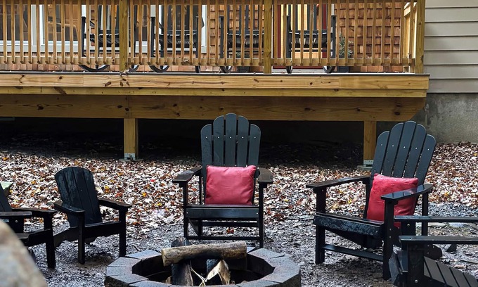 Pocono Lake Cabin | 2PM Sunday Checkout · Golf Cart · Dog-Friendly · Fireplace · Kayaks · Game Room