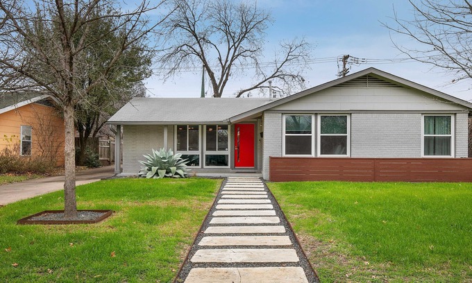 Windsor Park House | 3/2 10 min Downtown Near Restaurants, Pet-Friendly