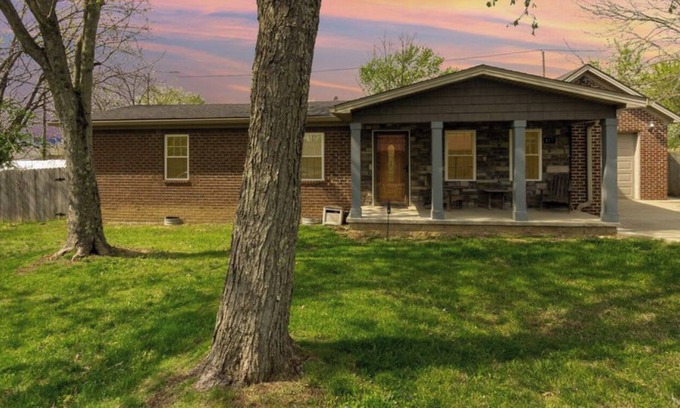 Richmond House | 3-2 pet friendly close to UK/EKU SERVICE CONNECTED VETERANS 20% OFF