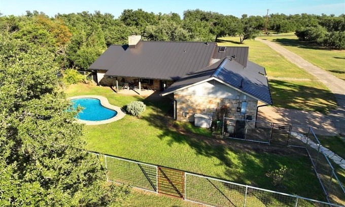 Brushy Bend Park House | 3.5 acre Round Rock home - Pool, remodeled fully furnished, 2 car garage