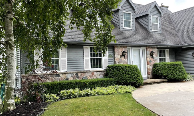 Neenah House | 3,500 sq/ft house with large outdoor space & a basement with bar/pool table.
