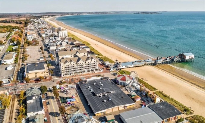 Old Orchard Beach Condo | 3-7 Nights - Gorgeous Ocean View Condo - #301 Grand Victorian