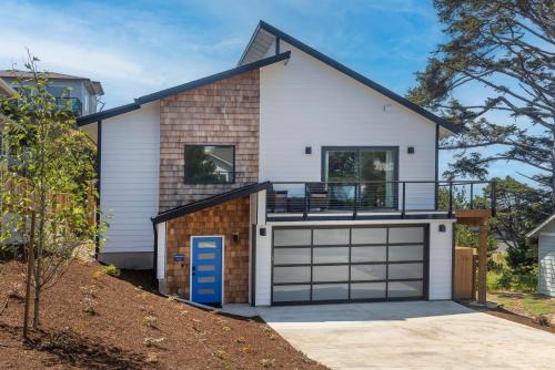 Lincoln City House | 3 bd 3 ba and Bunks - Blue Door Retreat - New in 2024