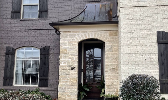 Oxford House | 3 bdr & 3.5 baths condo off S. Lamar and minutes from The Square and Ole Miss!