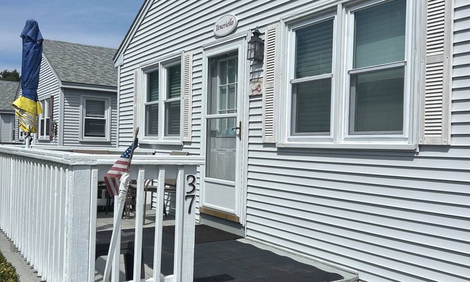 York Beach Cottage | 3-Bdrm Cottage Minutes Walk Between York’s Long & Short Sands Beach with Pool
