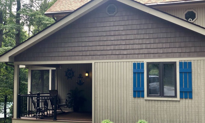 Jamestown House | 3 Bdrm Lake House Getaway - Three Minutes To Launch!