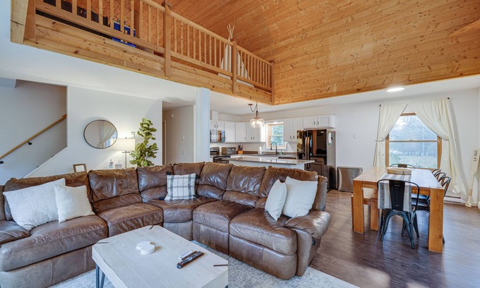 Greentown House | 3 BED/2 BATH HOME WITH BOAT SLIP - STEPS TO LAKE WALLENPAUPACK