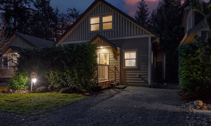 Regional District of Nanaimo Cottage | 3 bed 2 bath, Wifi, Cable, Pool/Hot Tub, BBQ, Mini Golf, Beach, license#00005785