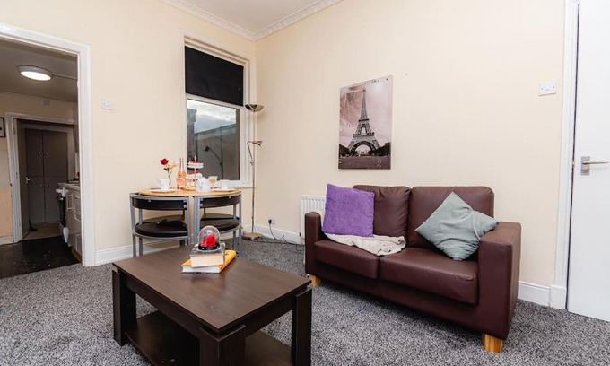 Westoe Apartment | 3 Bed Apartment with Free WiFi and Netflix