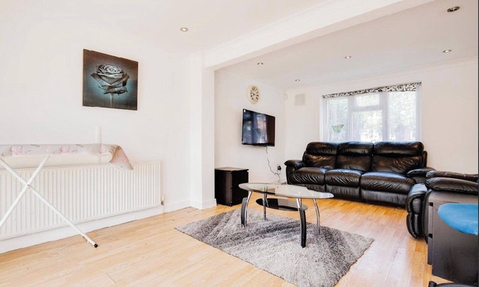 London Borough of Ealing House | 3-Bed Apt-15 Mins to Heathrow-Pet-Friendly-Parking