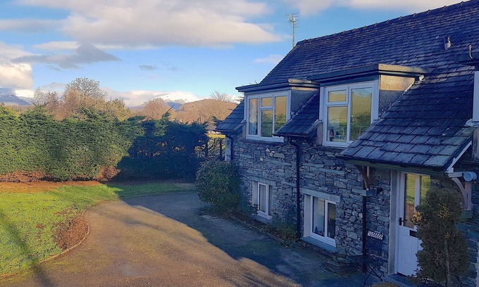 Hawkshead Cottage | 3 Bed Barn - Sleeps 6 - Parking - WIfi