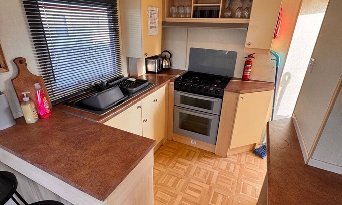 Rhyl Ski Chalet | 3 Bed Caravan, 8 Berth, Pet Friendly, Parking