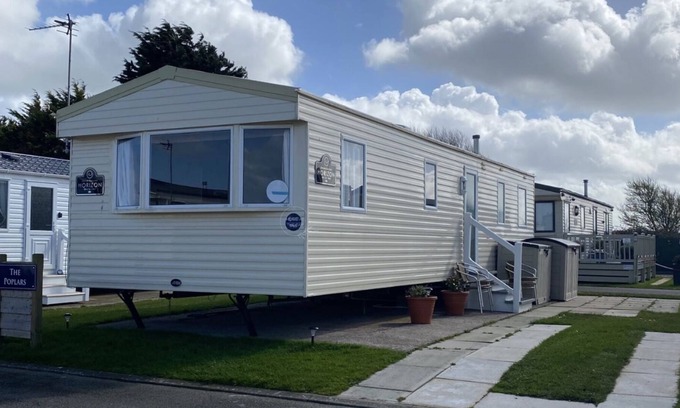 Rhyl Cabin | 3 bed Caravan at Lyons Robinhood