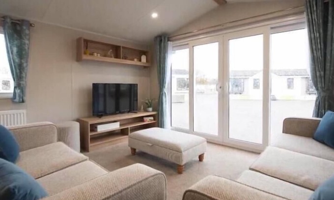Colchester Ski Chalet | 3 Bed Caravan - Sleeps 6 - Parking - Wifi