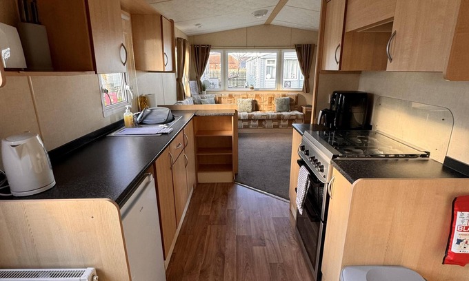 Towyn Ski Chalet | 3 Bed Caravan - Sleeps 8 - Pet Friendly, Parking
