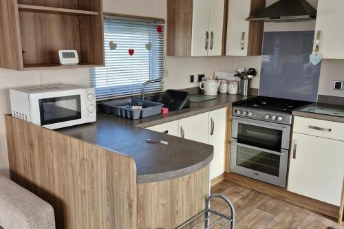 Chapel Saint Leonards Ski Chalet | 3-Bed Caravan - Sleeps 8 - Pool
