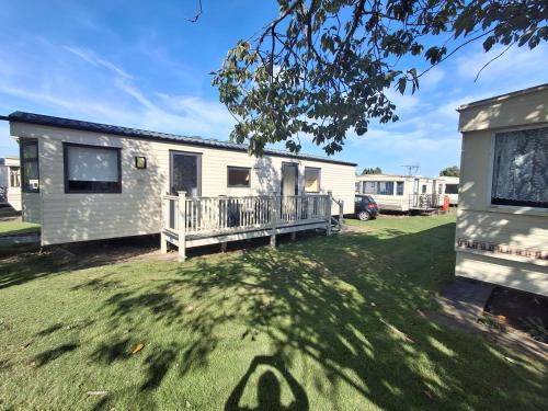 Chapel Saint Leonards Ski Chalet | 3-Bed Caravan - Sleeps 8 - Pool Onsite - PetsOK