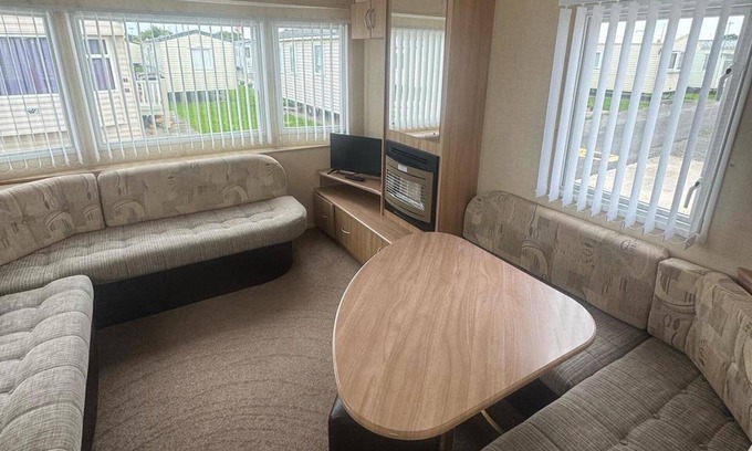 Towyn Ski Chalet | 3 Bed Caravan - Sleeps 8 - Pets - Parking