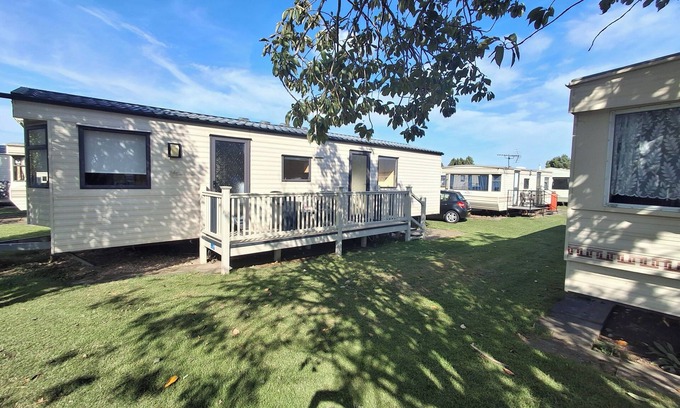 Chapel Saint Leonards Ski Chalet | 3-Bed Caravan - Sleeps 8 - Pool Onsite - PetsOK