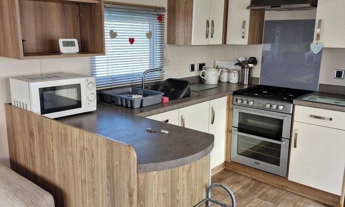 Chapel Saint Leonards Ski Chalet | 3-Bed Caravan - Sleeps 8 - Pool