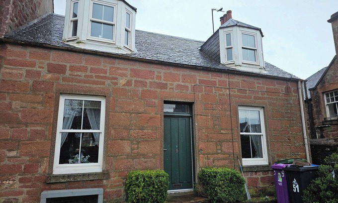 Kirriemuir House | 3-Bed Cottage with Garden in Kirriemuir Centre