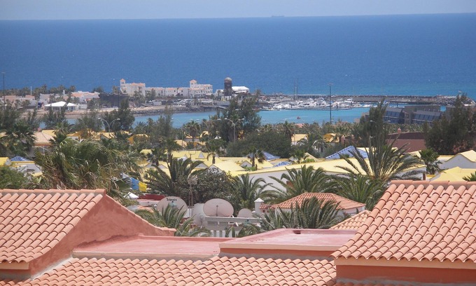 Caleta de Fuste House | 3 Bed, 2 bath house - great location & views - Hot Tub, BBQ, FIBRE Wifi, SKY