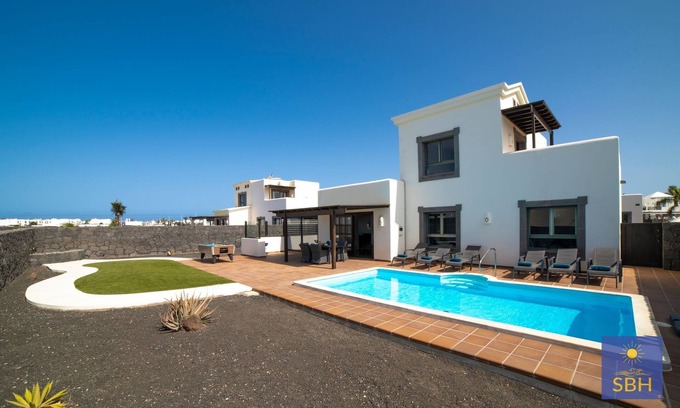 Playa Blanca Villa | 3 Bed family friendly property private pool, air conditioning, pool table