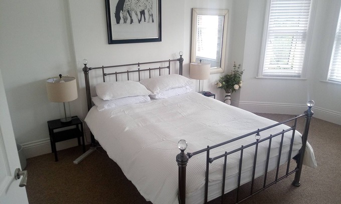Westbourne Apartment | 3 Bed First Floor Flat Own Entrance Offroad Parking High Speed WiFi nNear Beach.