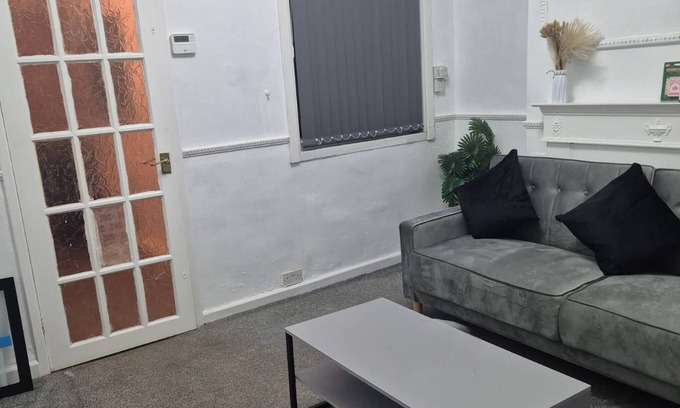 Middlesbrough House | 3 Bed Home Free WiFi & Netflix Central Location