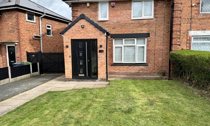 Walsall House | 3-Bed House, Sleeps 5, Free Parking