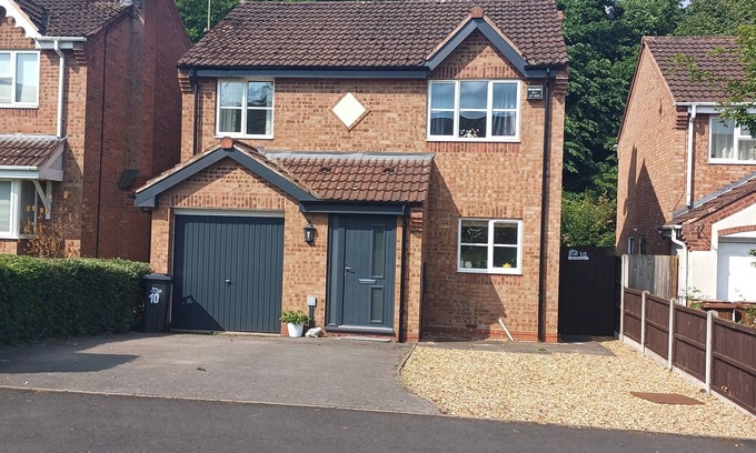 Uttoxeter House | 3 Bed House - Sleeps 6 - Pets - Parking - Wifi